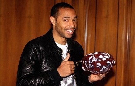 rets spiller 2004: Thierry Henry med trofet.