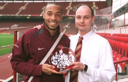 rets spiller 2005: Thierry Henry fr overrakt trofet af Palle Andreasen.