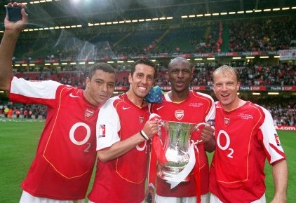 Gilberto, Edu, Patrick Vieira og Dennis Bergkamp med F.A Cup-trofet efter sejren i 2005.